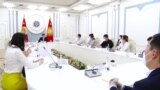 Президент Кыргызстана позвал на встречу волонтеров, но говорил с ними в закрытом режиме