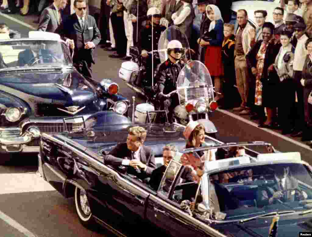 Президент Джон Ф. Кеннеди и его жена Жаклин с губернатором Техаса Джоном Конналли и его женой Нелли незадолго до убийства. Конналли получит тяжелое ранение, но выживет.