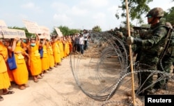 Монахи и прихожане храмового комплекса Дхаммакая протестуют против обысков