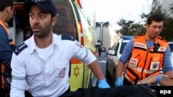Спасатели и врачи у синагоги через несколько минут после нападения