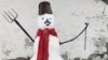 В Гомеле на мужчину составили протокол из-за снеговика с надписью "Жыве Беларусь". Его обвинили в несанкционированном пикете 