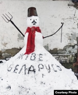 Syarhey Kachalau’s alleged protester-snowman, with “Long live, Belarus” written on its base.