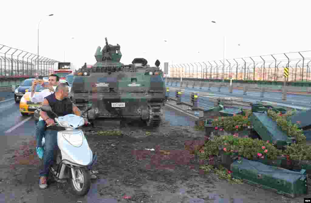 Утром 16 июля движение на мосту через Босфор в Стамбуле восстанавливается после того, как оно было перекрыто участниками попытки военного переворота в Турции
