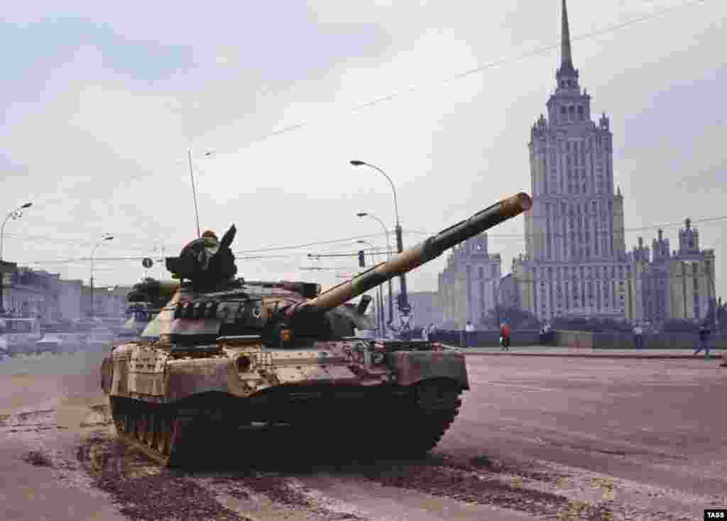 Танк на Бородинском мосту. 20 августа 1991 года.&nbsp;