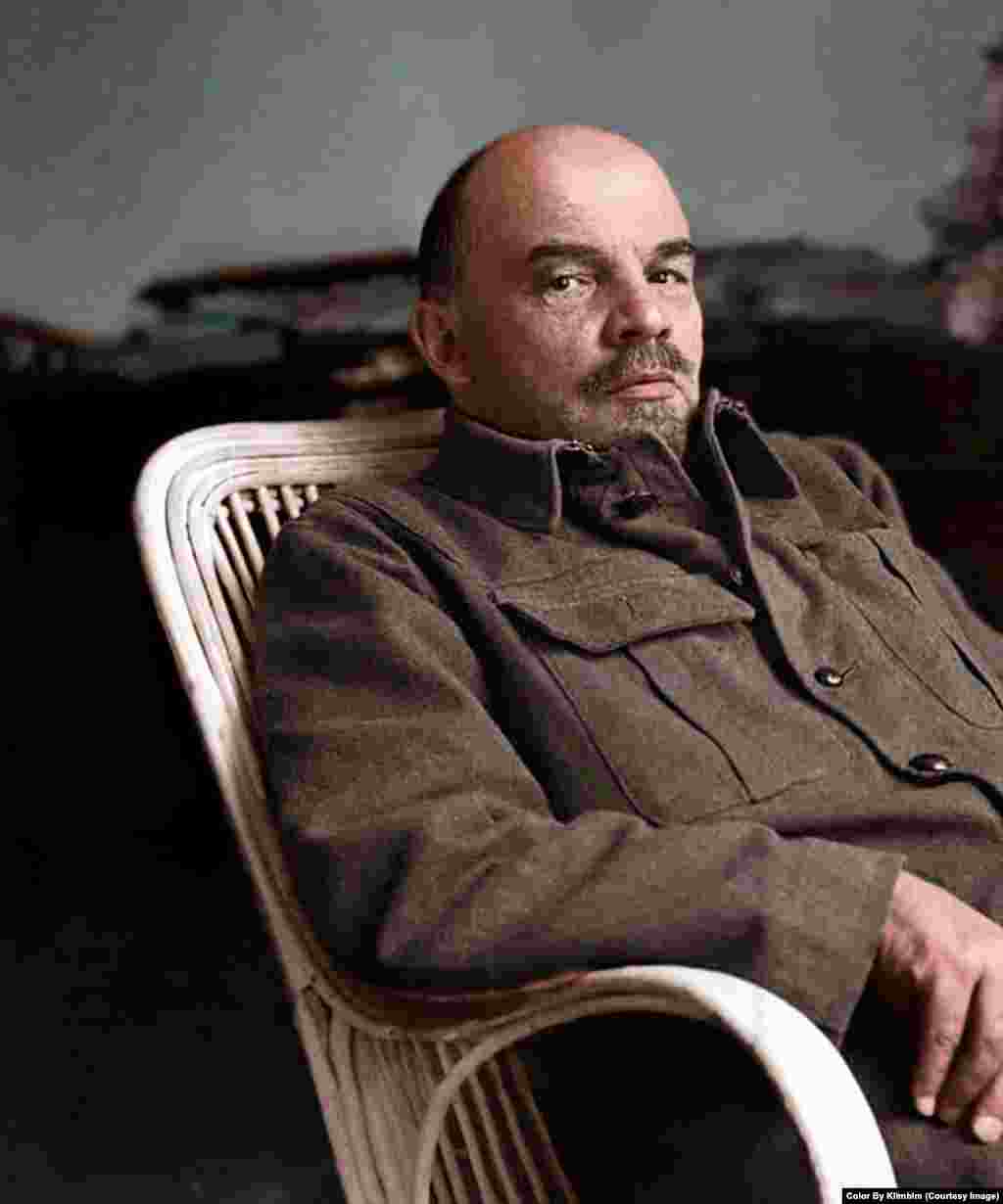 Глядя на эту фотографию, можно даже услышать скрип плетеного кресла, в котором сидит Ленин