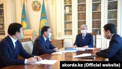 Президент Казахстана Токаев с премьером Аскаром Маминым и главой Минздрава Казахстана Алексеем Цоем 