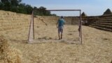 Зато без "распила": фермер из Ставрополья построил сельчанам "Зенит-Арену" из соломы