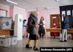 Пожилая избирательница на участке в Кишиневе во время парламентских выборов 24 февраля 2019 года. Фото: AP