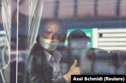 Сезонные рабочие в автобусе на автовокзале в Дюссельдорфе, Германия, 9 апреля 2020 года. Фото: Reuters