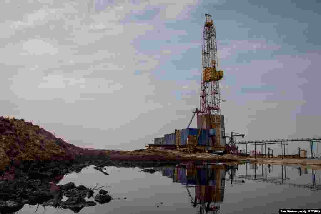 Заброшенная нефтяная скважина возле оленеводческих угодий