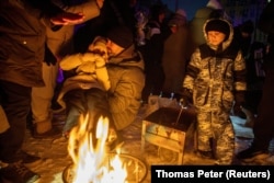 Местный ди-джей организовал вечеринку, созвав к костру оставшихся без света и тепла соседей. 24 января 2026 года