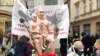 В Праге активисты провели акцию с куклами Путина и Лукашенко, усаженными на золотой унитаз 