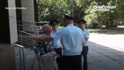 Задержание и арест пенсионера за пикет в Крыму