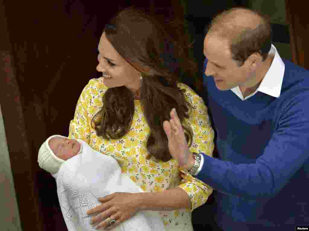 Принц Уильям и его жена, герцогиня Кембриджская с новорожденной принцессой 2 мая 2015 года&nbsp;