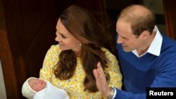 Новорожденная принцесса на руках у родителей, фото Reuters