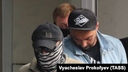 Режиссер Кирилл Серебренников по этому же делу находится под домашним арестом до начала января