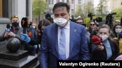 Саакашвили перед зданием Верховной Рады в Киеве