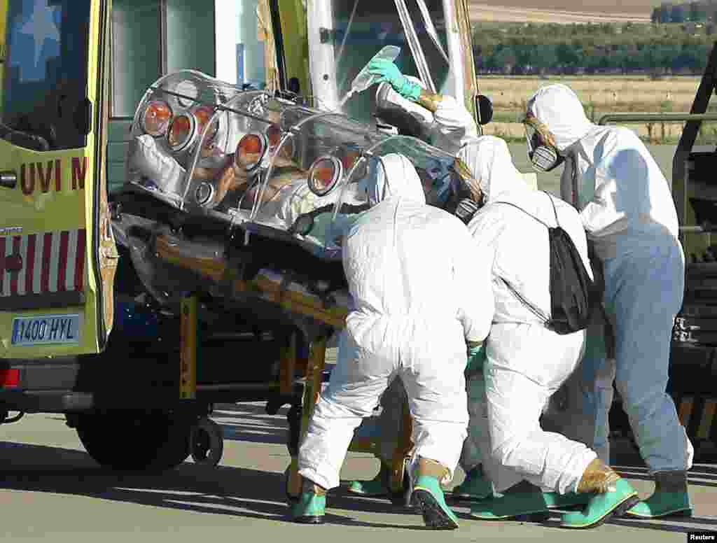 Медики транспортируют пациента в Испанию&nbsp;после его&nbsp;возвращения из Либерии. 7 августа&nbsp;2014 