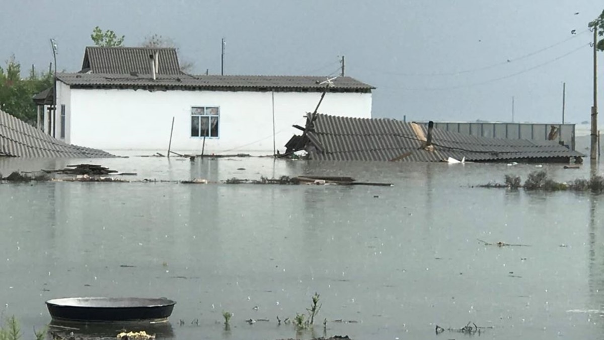 В узбекистане прорвало дамбу. Сардоба водохранилище Узбекистан. Сырдарья прорыв дамбы. Дамба в Казахстане прорыв. Наводнение в Узбекистане.