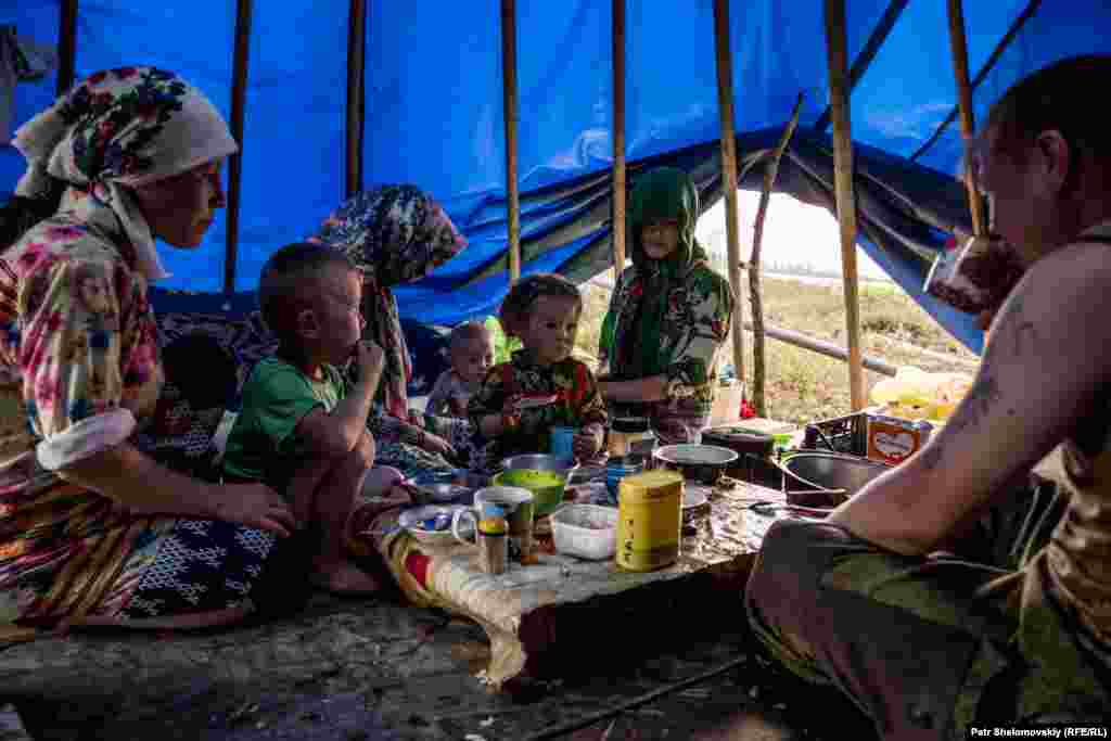 Семья Мултановых пьет чай в походной палатке. С весны до осени оленеводы-ханты кочуют с места на место в поисках еды для оленей.