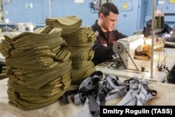 Осужденный шьет солдатские пилотки на швейном участке Волгоградской исправительной колонии № 26 общего режима