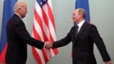 Вице-президент США Джо Байден и председатель правительства РФ Владимир Путин во время встречи в Москве, март 2011 года
