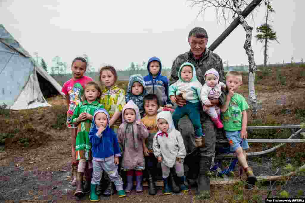 Глава семьи Ефим Мултанов с внуками