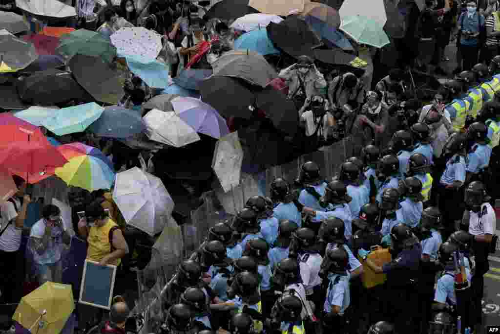 Одним из символов протестующих в Гонконге гражданских активистов стали зонтики 
