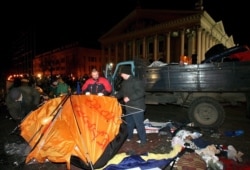 Муниципальные работники убирают палатки после того, как милиция разогнала импровизированный лагерь сторонников оппозиции в центре Минска, в пятницу, 24 марта 2006 года