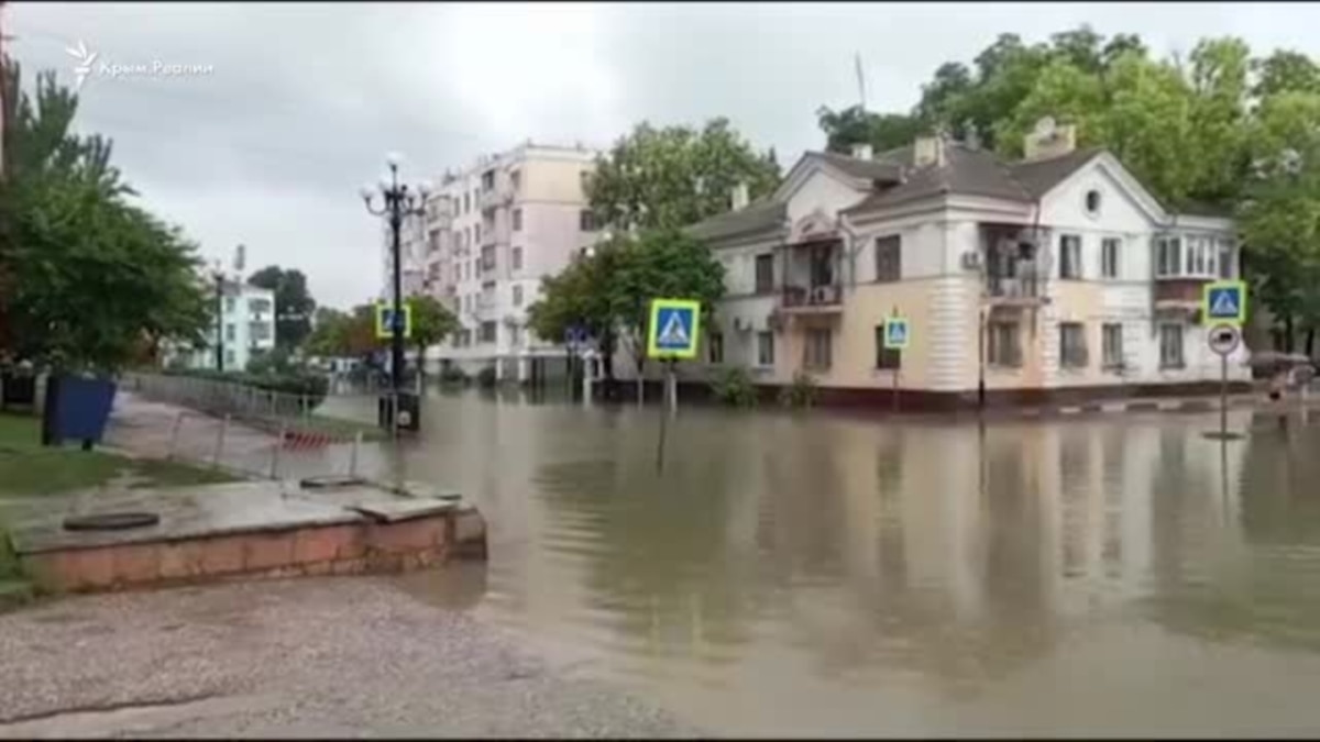 В Керчи из-за дождей затопило центральные улицы, людей начали эвакуировать