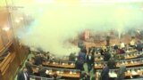 В Косово депутаты распылили слезоточивый газ, чтобы сорвать голосование