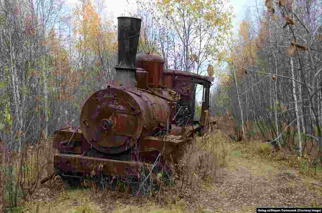 Оставленный посреди леса локомотив
