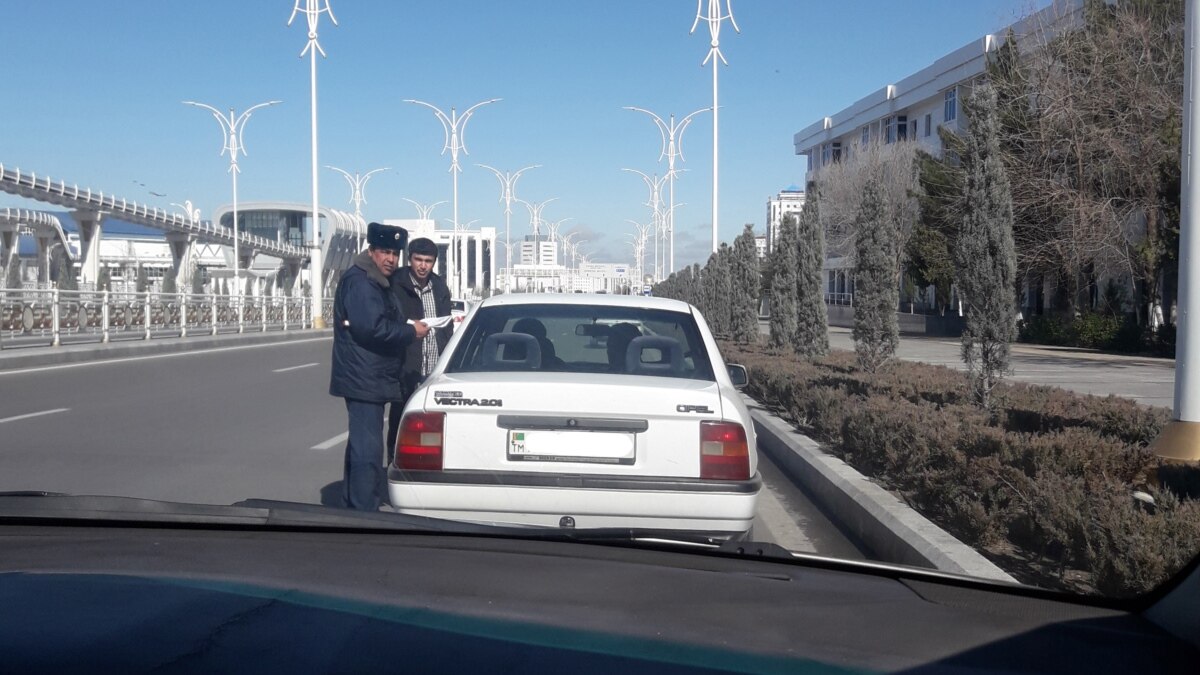 В столице Туркменистана полиция отбирает водительские права у женщин