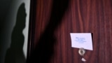 Записка полиции на двери квартиры оппозиционера Алексея Навального во время обыска 27 января