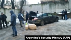 Фото без даты, распространенное аргентинским министерством безопасности 22 февраля 2018 года. По сообщению министерства, фотография сделана во время задержания подозреваемых по делу о контрабанде кокаина в Москве