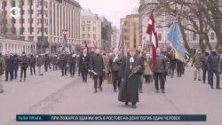 Балтия: в Риге прошло шествие памяти легионеров, беженцы на пароме в Эстонии 