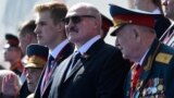 Президент Беларуси Александр Лукашенко (в центре) с младшим сыном Николаем на параде Победы в Москве. 24 июня 2020 года