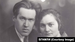 Белорусский поэт Владимир Дубовка с женой, 1927 год