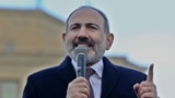 Премьер-министр Армении Никол Пашинян выступает перед сторонниками, 25 февраля 2021 года