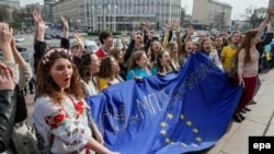 Украинские студенты агитируют голландцев голосовать на референдуме за ратификацию соглашения с Украиной, 5 апреля 2016