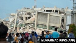 Обломки здания в Палу. 29 сентября