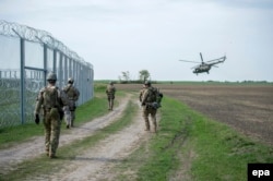 Венгерские военные картографы идут вдоль стены, отделяющей Венгрию от Сербии