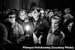Люди собираются на похороны 20-летнего студента Яна Палаха, который поджег себя 16 января 1969 года в Праге в знак протеста против советской оккупации Чехословакии. Прага, 25 января 1969 года