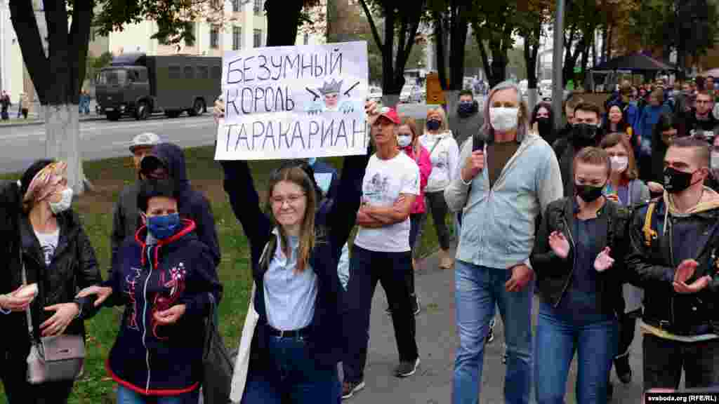 Массовые акции протеста прошли и в других городах Беларуси. В Гомеле силовики применили против участников мирного марша слезоточивый газ и светошумовую ракетницу. Людей жестко задерживали