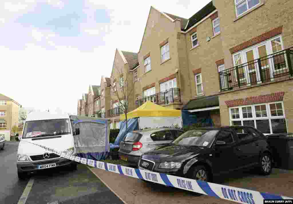 Police cordons are erected outside Litvinenko&#39;s home in north London on November 27, 2006, after his death.