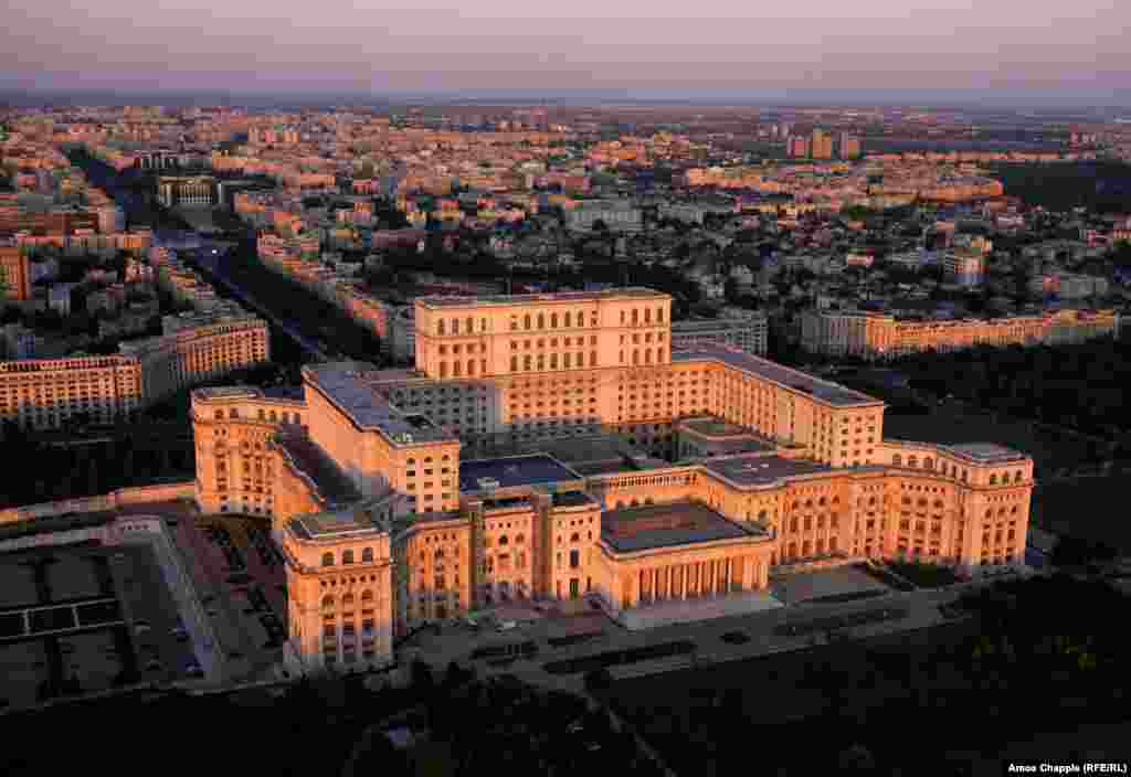Бухарест, Румыния. Внушительный Дворец парламента в центре румынской столицы