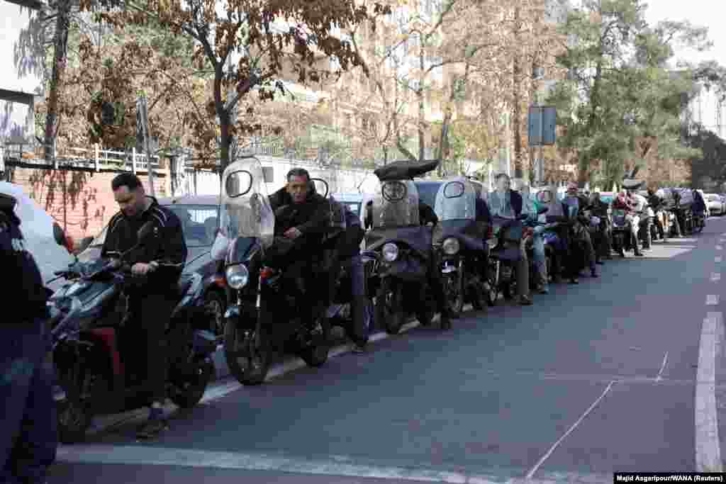 Очередь на заправку в Тегеране. По сообщению проекта NetBlocks, который занимается мониторингом интернета, в Иране "почти полностью" отключен интернет. 28 февраля интернет в стране работал всего на 4% от своих обычных показателей.