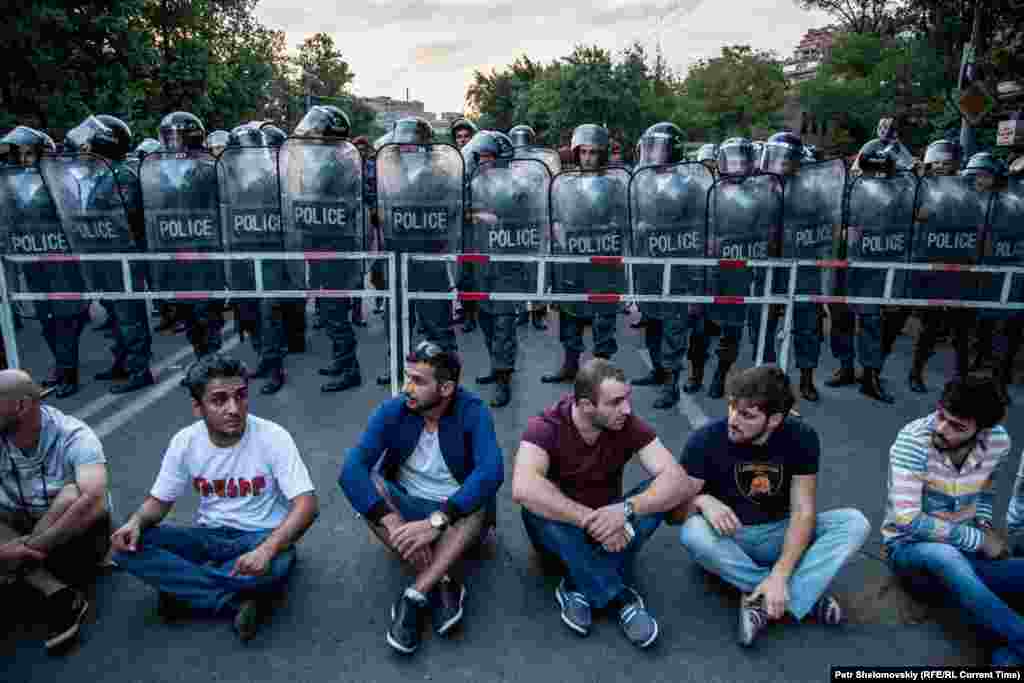 Фото от 26 июня, протестанты сидят перед кордоном полиции на проспекте Баграмяна