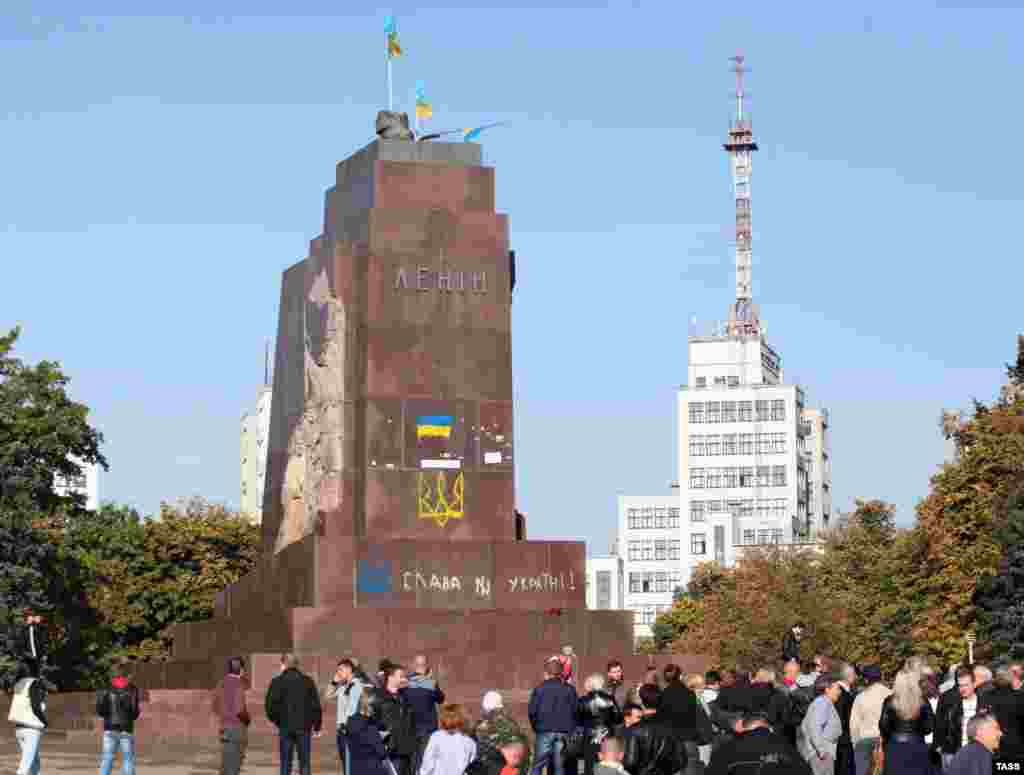 Постамент памятника днем 29 сентября 