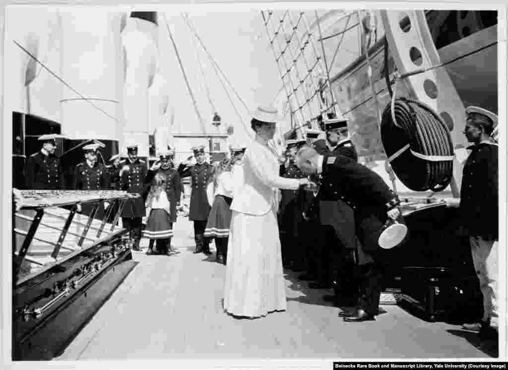 Императрицу Александру приветствуют на борту яхты &quot;Штандарт&quot;, на которой царская семья отдыхала и совершала официальные турне. На заднем плане &ndash; молодые дочери императора, великие княжны, приветствуют членов экипажа&nbsp;